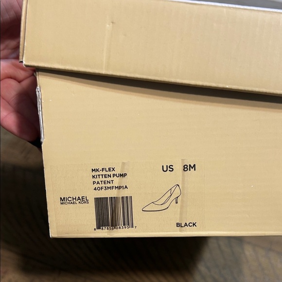 Michael Kors Black Patent Leather kitten heel pumps size 8 - Picture 3 of 11